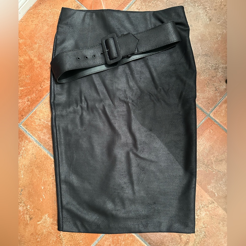 Faux soft leather skirt with belt - Size Medium